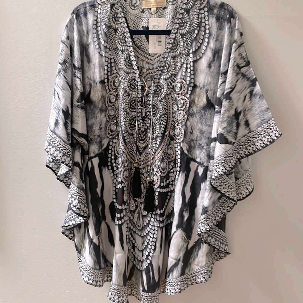 True Colors LA S/12 B&WBeach Top same fabric as Camilla O/P 98 M/D 49 N/W W/tag